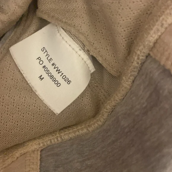 Vuori Aspire Elevation Bra Tank Dune Heather Women’s Size M Workout Shorts - Picture 5 of 5